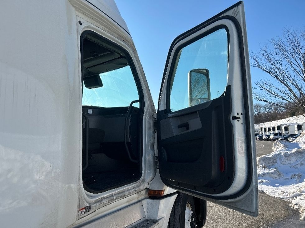 Sleeper Tractor-Heavy Duty Tractors-Freightliner-2022-T12664ST-Fitchburg-MA-534,370\n\t\tmiles-$ 61,500 - Image 13