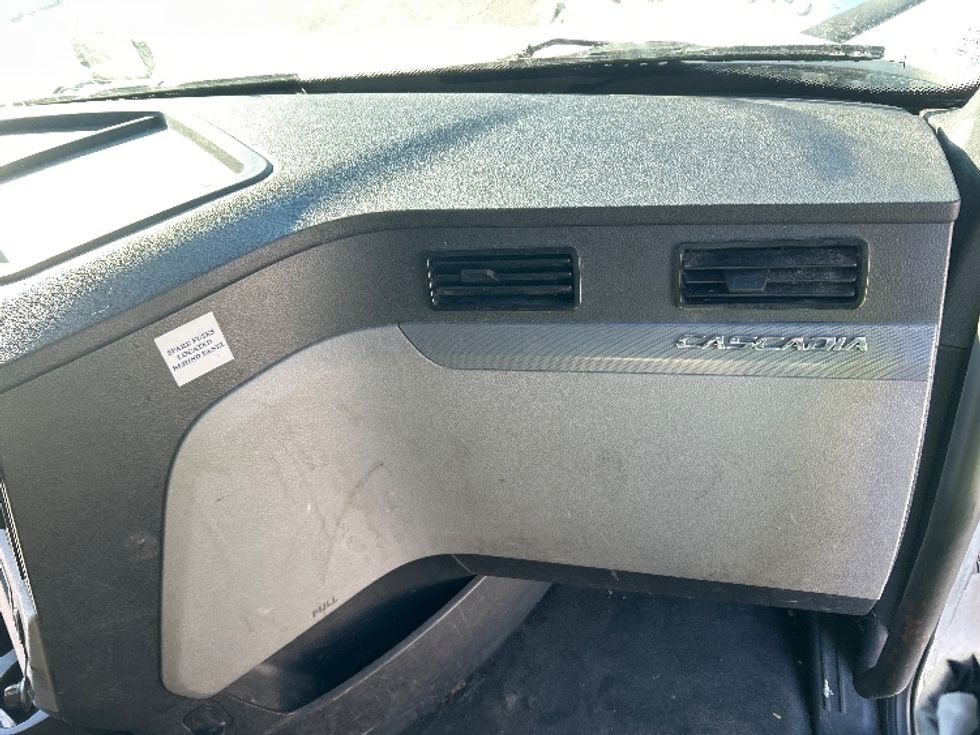 Sleeper Tractor-Heavy Duty Tractors-Freightliner-2022-T12664ST-Fitchburg-MA-534,370\n\t\tmiles-$ 61,500 - Image 14