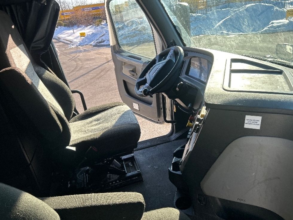 Sleeper Tractor-Heavy Duty Tractors-Freightliner-2022-T12664ST-Fitchburg-MA-534,370\n\t\tmiles-$ 61,500 - Image 15