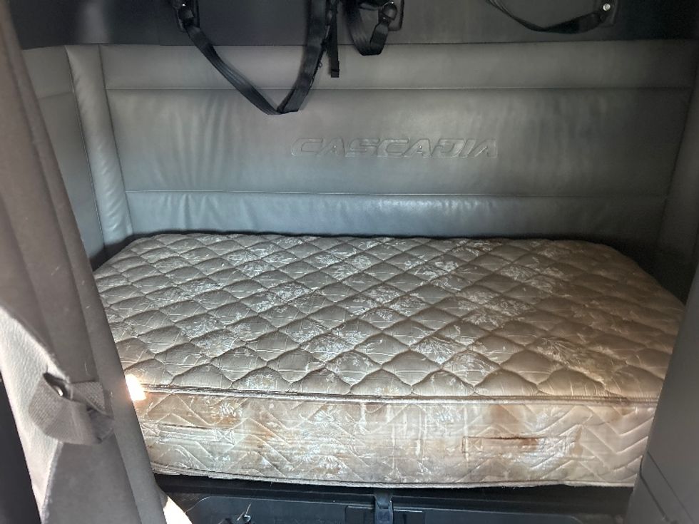 Sleeper Tractor-Heavy Duty Tractors-Freightliner-2022-T12664ST-Fitchburg-MA-534,370\n\t\tmiles-$ 61,500 - Image 16