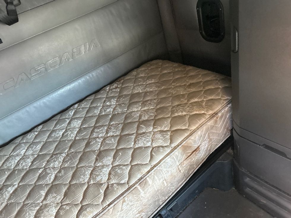 Sleeper Tractor-Heavy Duty Tractors-Freightliner-2022-T12664ST-Fitchburg-MA-534,370\n\t\tmiles-$ 61,500 - Image 17