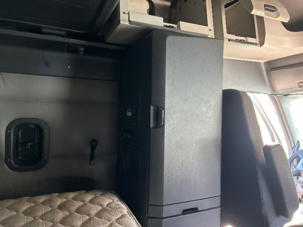 Sleeper Tractor-Heavy Duty Tractors-Freightliner-2022-T12664ST-Fitchburg-MA-534,370\n\t\tmiles-$ 61,500 - Image 18