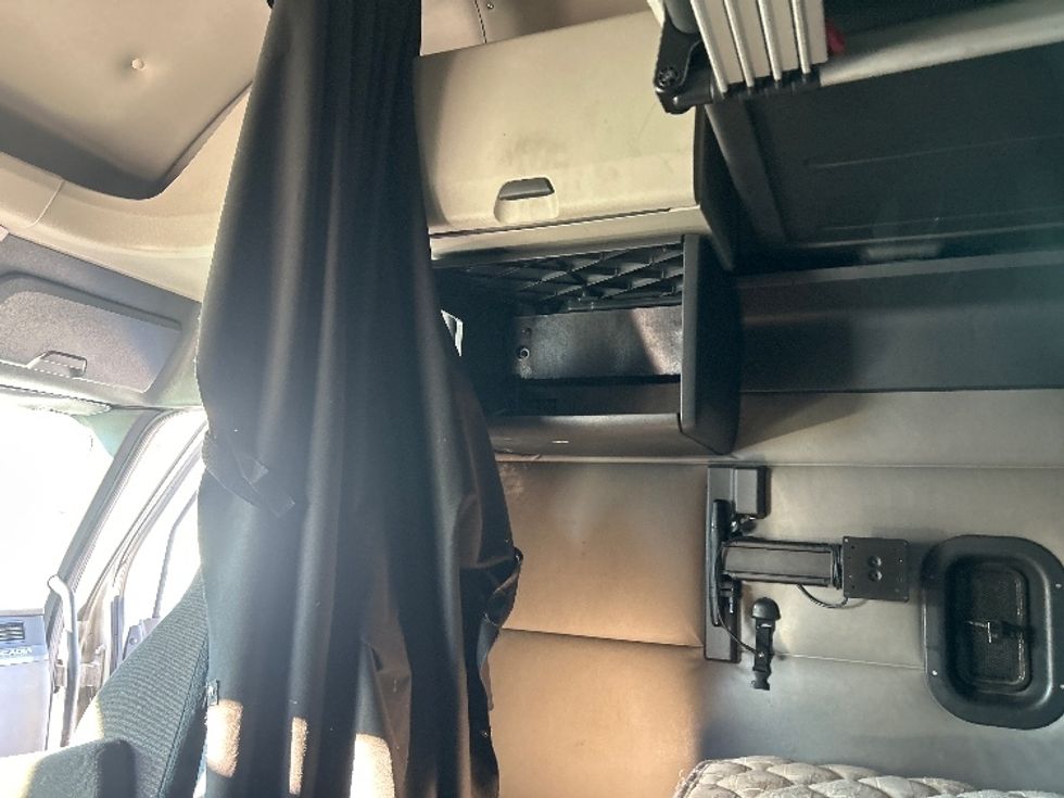 Sleeper Tractor-Heavy Duty Tractors-Freightliner-2022-T12664ST-Fitchburg-MA-534,370\n\t\tmiles-$ 61,500 - Image 19