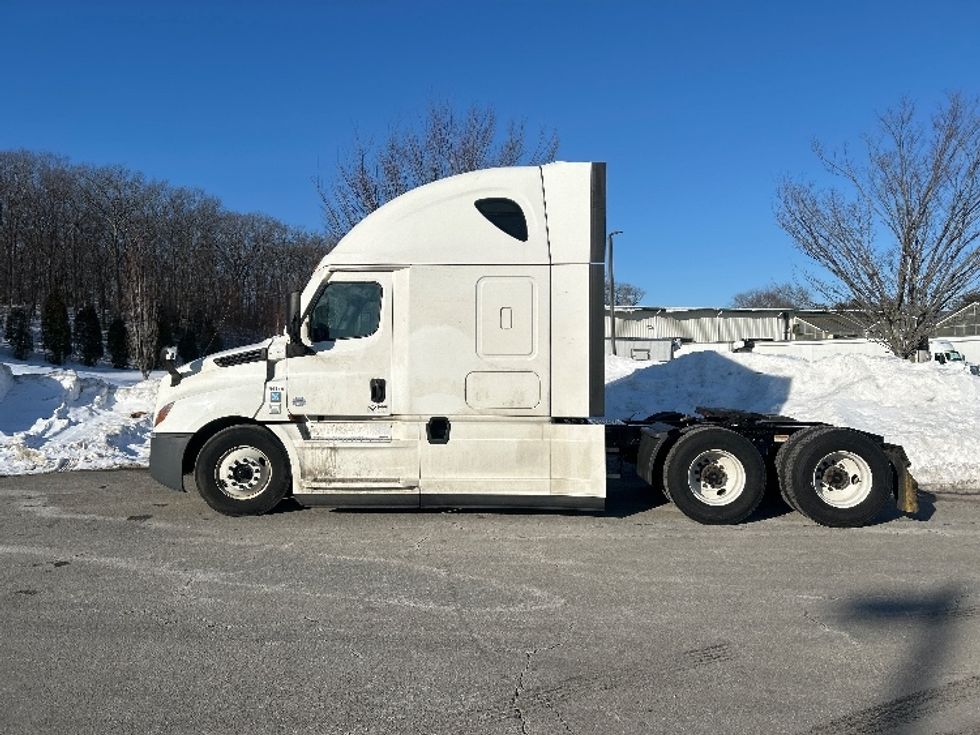 Sleeper Tractor-Heavy Duty Tractors-Freightliner-2022-T12664ST-Fitchburg-MA-534,370\n\t\tmiles-$ 61,500 - Image 4