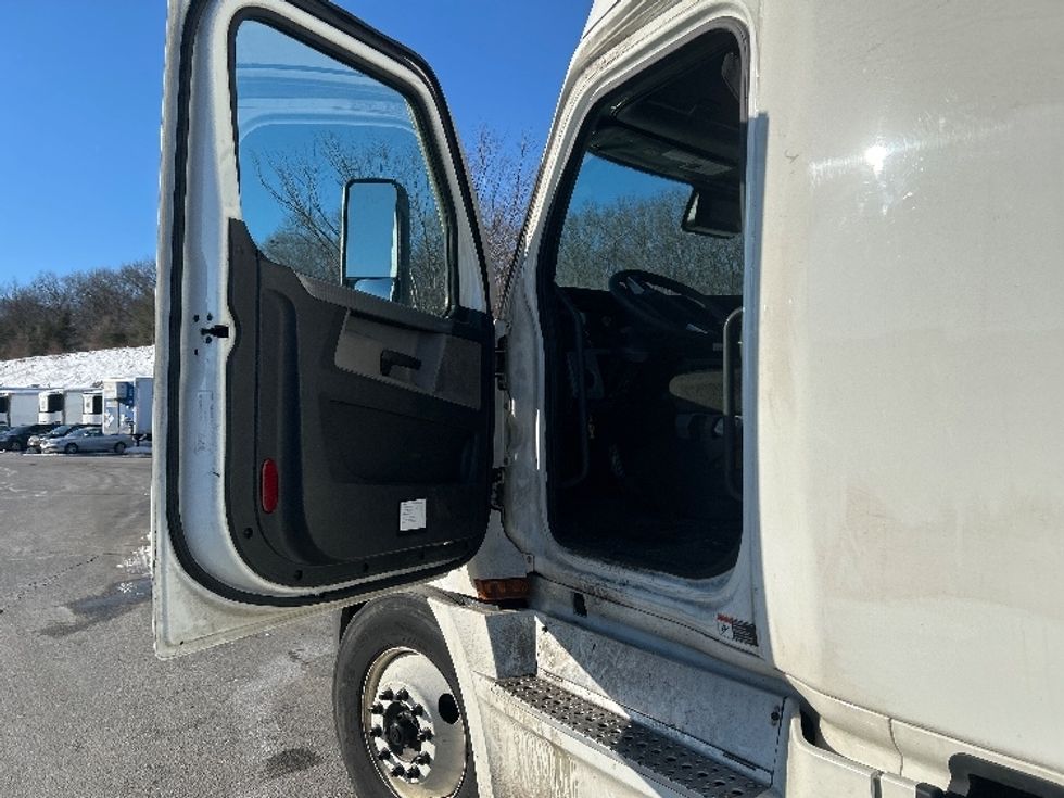 Sleeper Tractor-Heavy Duty Tractors-Freightliner-2022-T12664ST-Fitchburg-MA-534,370\n\t\tmiles-$ 61,500 - Image 9