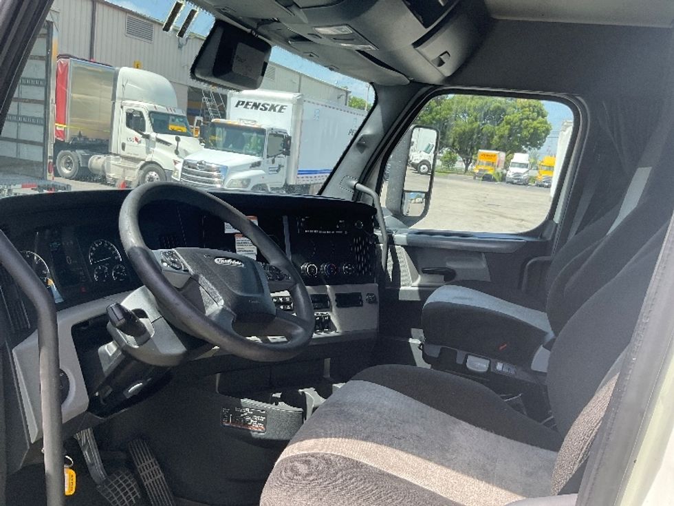 Sleeper Tractor-Heavy Duty Tractors-Freightliner-2022-T12664ST-Fitchburg-MA-562,778\n\t\tmiles-$ 62,750 - Image 10