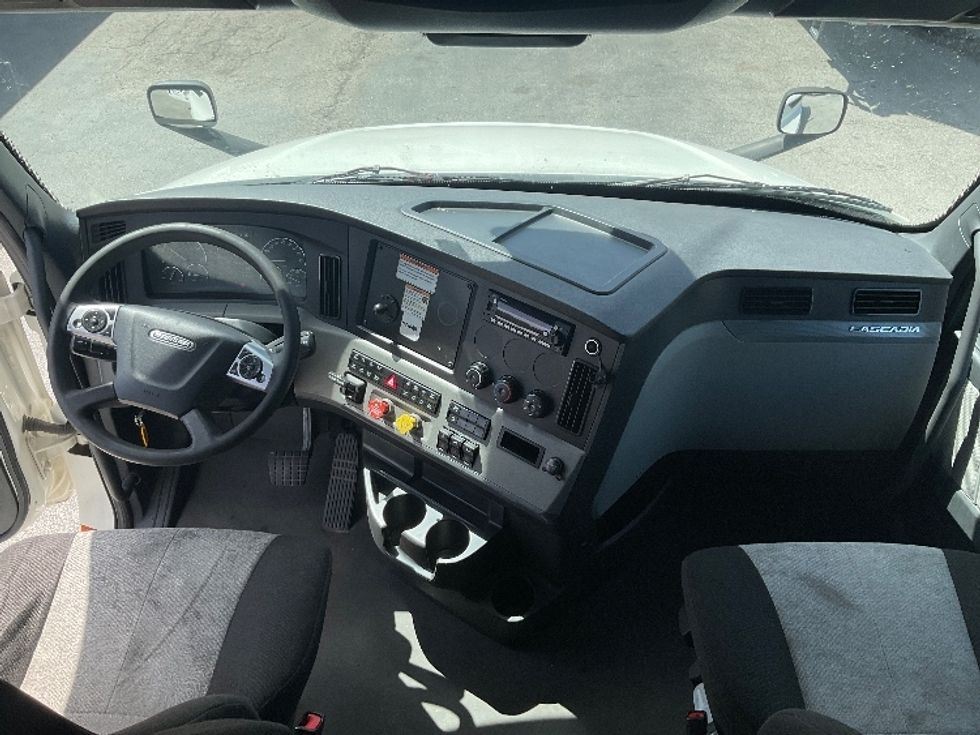 Sleeper Tractor-Heavy Duty Tractors-Freightliner-2022-T12664ST-Fitchburg-MA-562,778\n\t\tmiles-$ 62,750 - Image 12