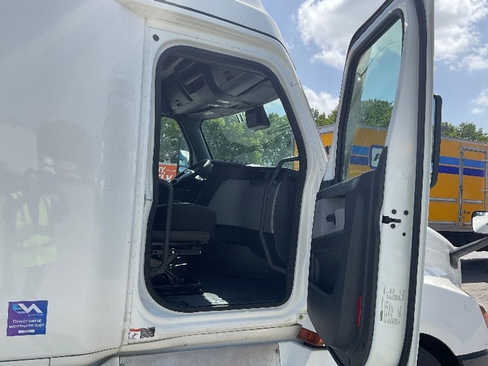 Sleeper Tractor-Heavy Duty Tractors-Freightliner-2022-T12664ST-Fitchburg-MA-562,778\n\t\tmiles-$ 62,750 - Image 13