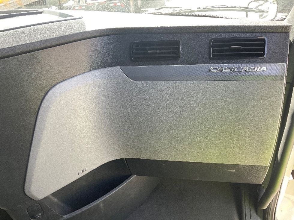 Sleeper Tractor-Heavy Duty Tractors-Freightliner-2022-T12664ST-Fitchburg-MA-562,778\n\t\tmiles-$ 62,750 - Image 14