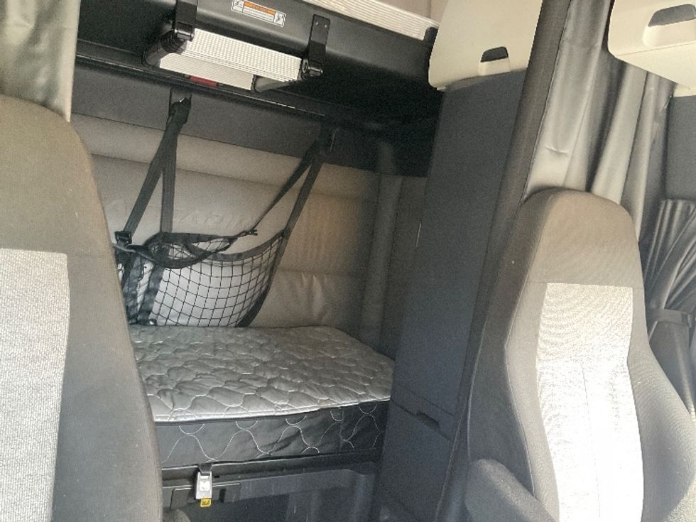 Sleeper Tractor-Heavy Duty Tractors-Freightliner-2022-T12664ST-Fitchburg-MA-562,778\n\t\tmiles-$ 62,750 - Image 16