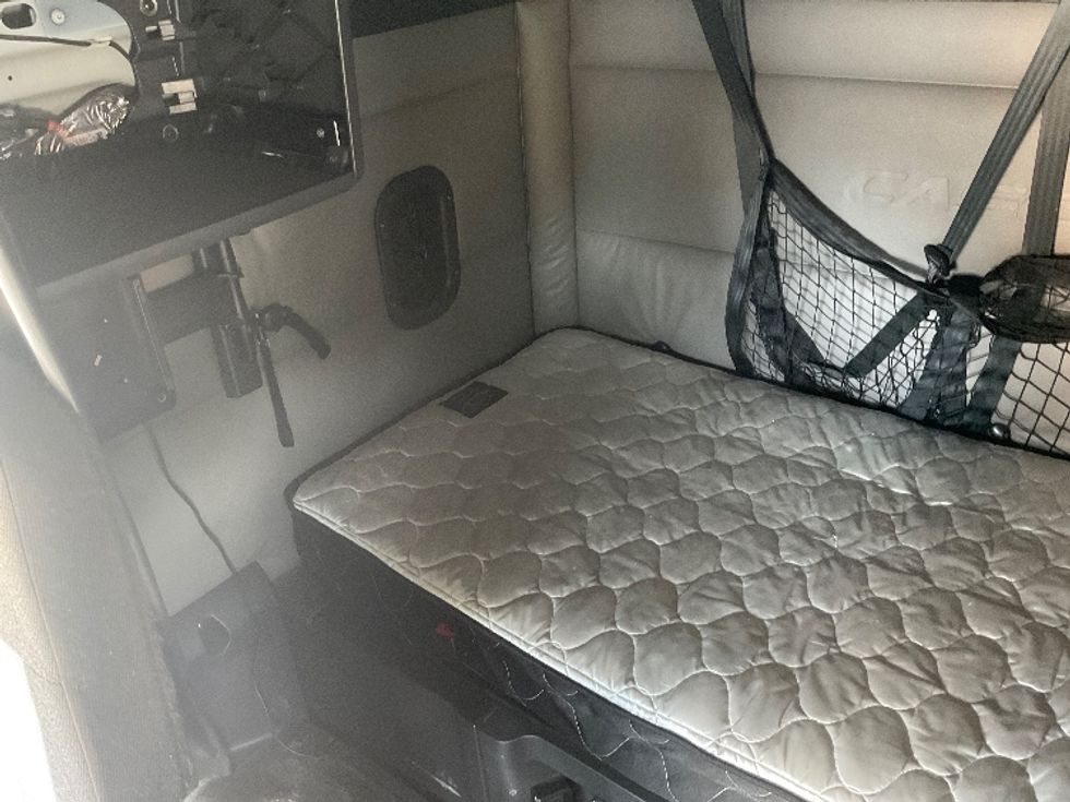 Sleeper Tractor-Heavy Duty Tractors-Freightliner-2022-T12664ST-Fitchburg-MA-562,778\n\t\tmiles-$ 62,750 - Image 18