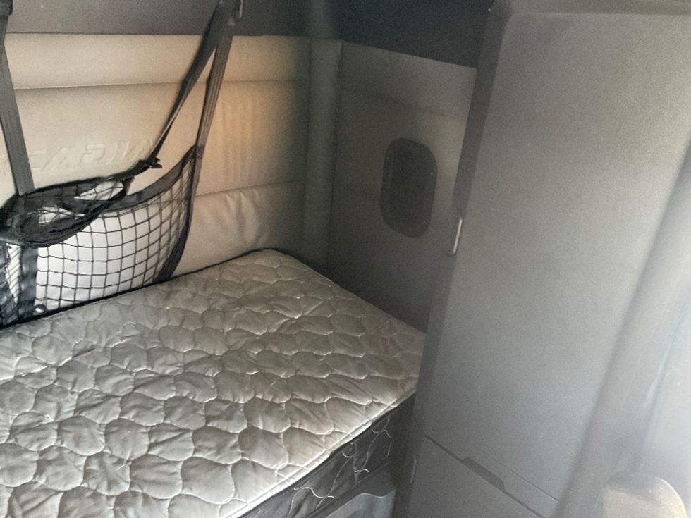 Sleeper Tractor-Heavy Duty Tractors-Freightliner-2022-T12664ST-Fitchburg-MA-562,778\n\t\tmiles-$ 62,750 - Image 19