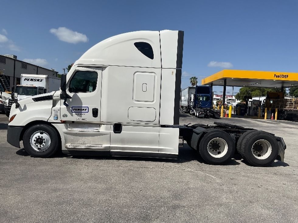 Sleeper Tractor-Heavy Duty Tractors-Freightliner-2022-T12664ST-Fitchburg-MA-562,778\n\t\tmiles-$ 62,750 - Image 4