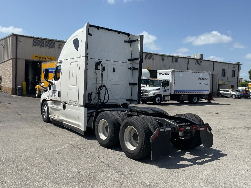 Sleeper Tractor-Heavy Duty Tractors-Freightliner-2022-T12664ST-Fitchburg-MA-562,778\n\t\tmiles-$ 62,750 - Image 5