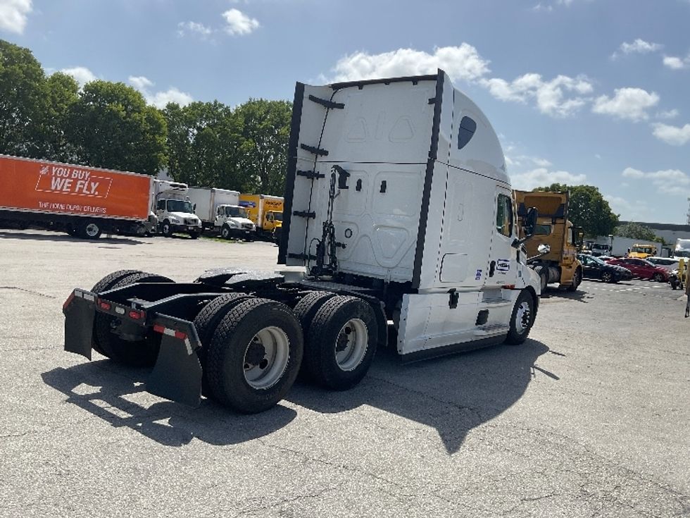 Sleeper Tractor-Heavy Duty Tractors-Freightliner-2022-T12664ST-Fitchburg-MA-562,778\n\t\tmiles-$ 62,750 - Image 7