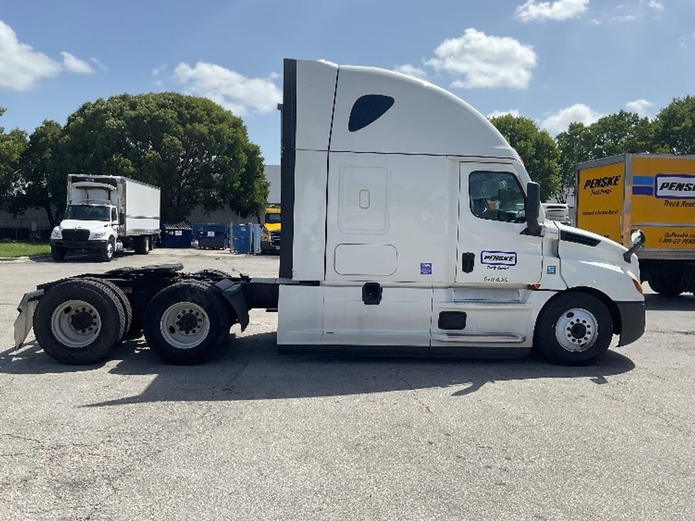 Sleeper Tractor-Heavy Duty Tractors-Freightliner-2022-T12664ST-Fitchburg-MA-562,778\n\t\tmiles-$ 62,750 - Image 8