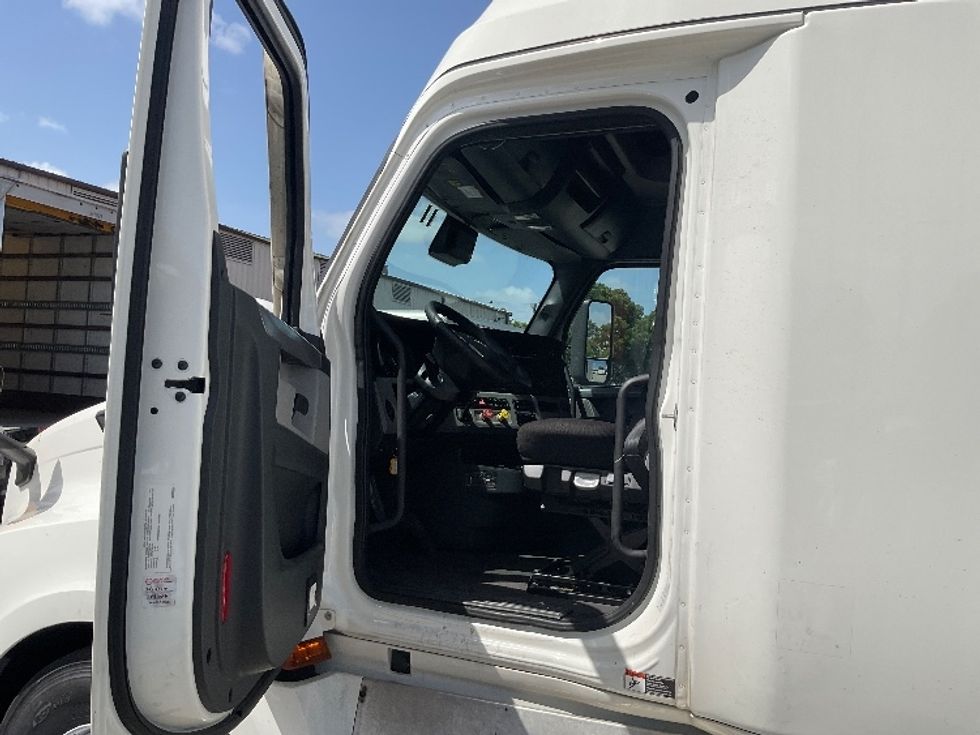 Sleeper Tractor-Heavy Duty Tractors-Freightliner-2022-T12664ST-Fitchburg-MA-562,778\n\t\tmiles-$ 62,750 - Image 9