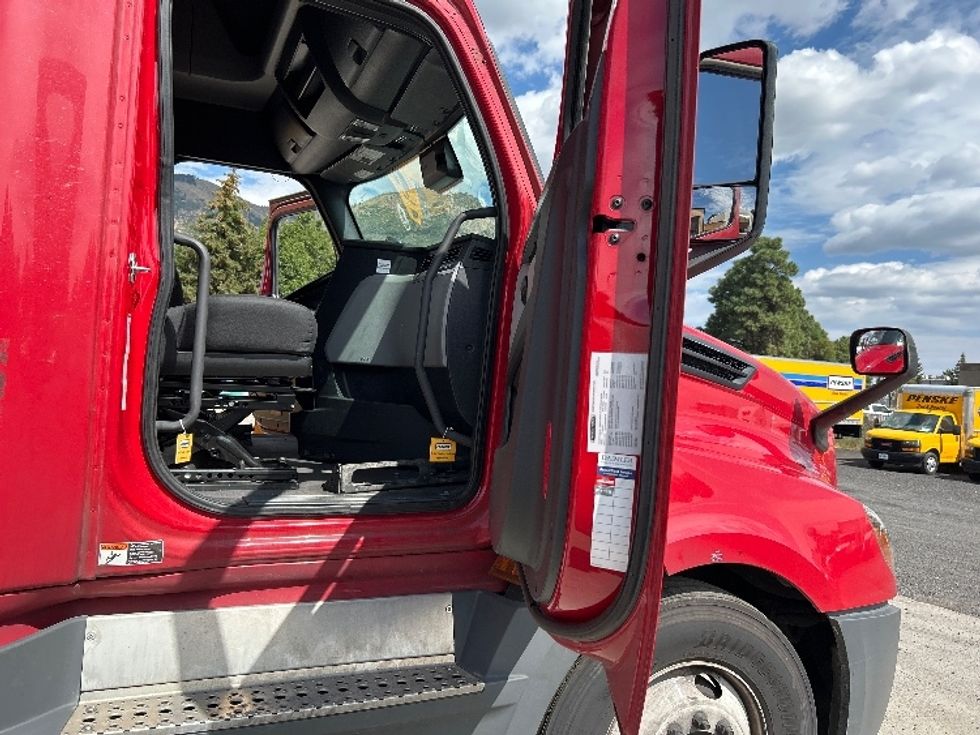 Sleeper Tractor-Heavy Duty Tractors-Freightliner-2022-T12664ST-Flagstaff-AZ-555,027\n\t\tmiles-$ 71,750 - Image 13