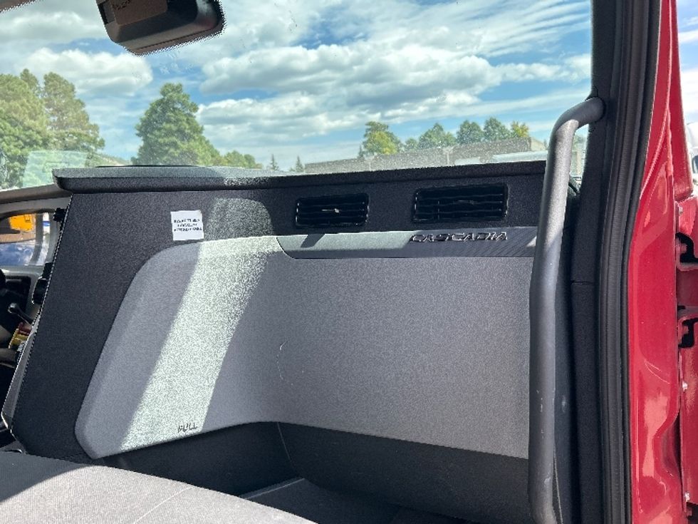 Sleeper Tractor-Heavy Duty Tractors-Freightliner-2022-T12664ST-Flagstaff-AZ-555,027\n\t\tmiles-$ 71,750 - Image 14