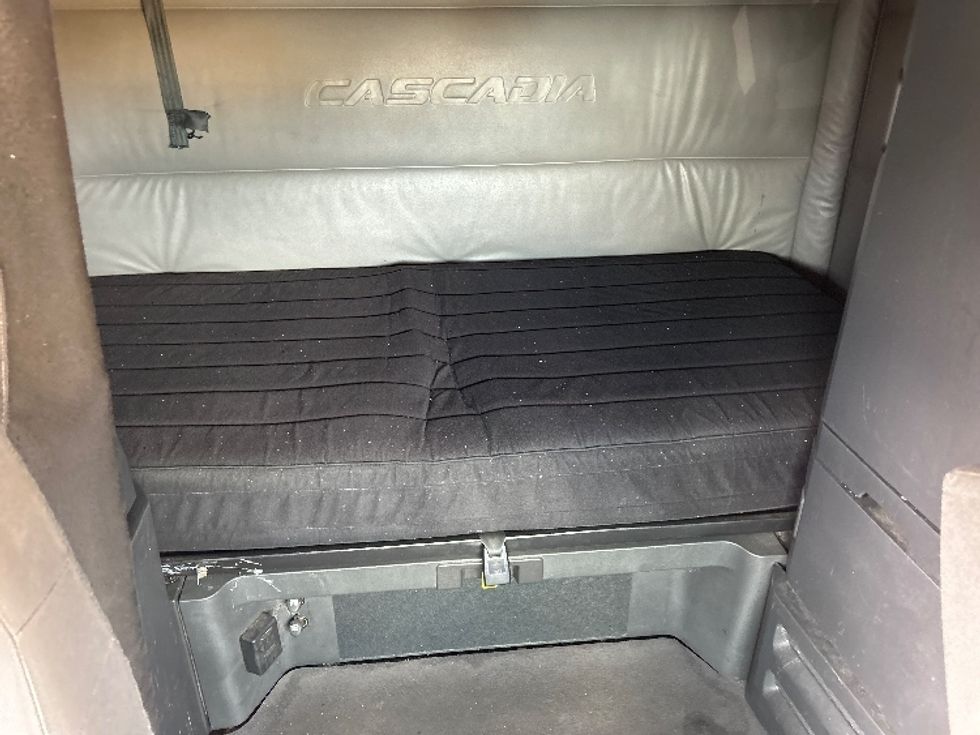 Sleeper Tractor-Heavy Duty Tractors-Freightliner-2022-T12664ST-Flagstaff-AZ-555,027\n\t\tmiles-$ 71,750 - Image 16