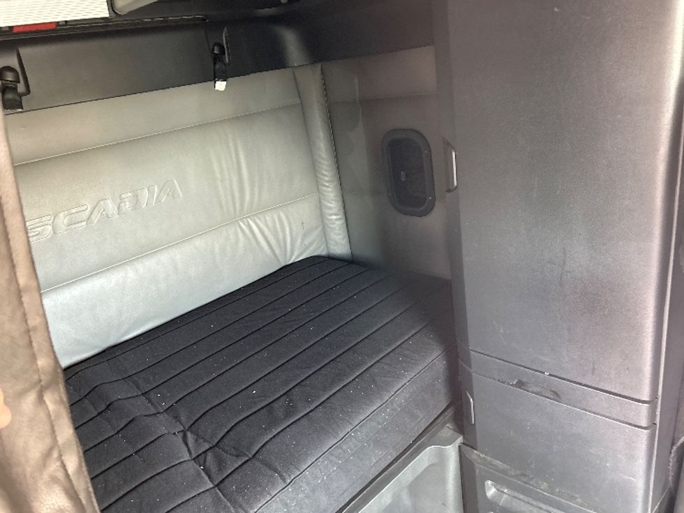 Sleeper Tractor-Heavy Duty Tractors-Freightliner-2022-T12664ST-Flagstaff-AZ-555,027\n\t\tmiles-$ 71,750 - Image 17