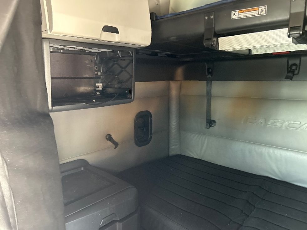 Sleeper Tractor-Heavy Duty Tractors-Freightliner-2022-T12664ST-Flagstaff-AZ-555,027\n\t\tmiles-$ 71,750 - Image 18