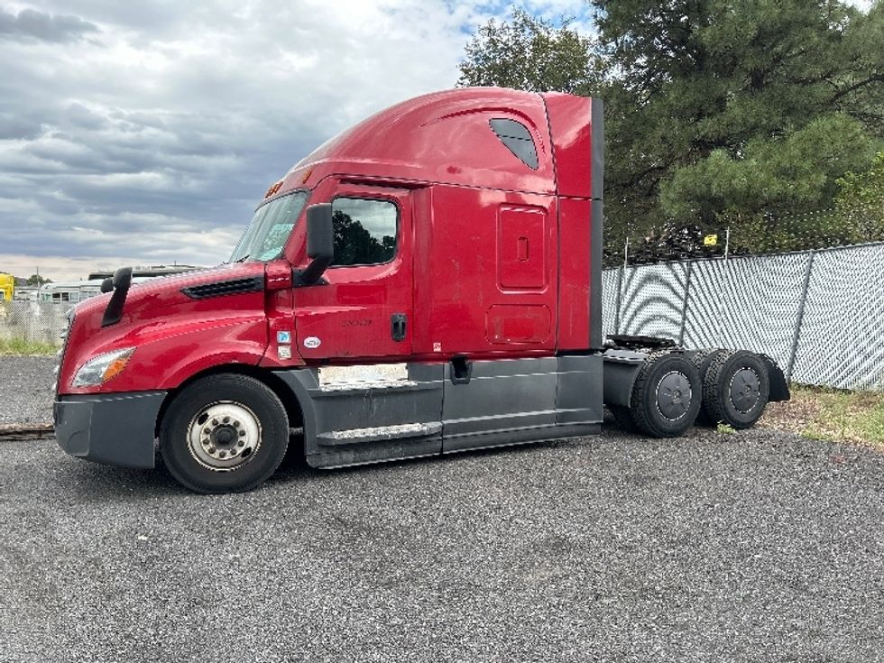 Sleeper Tractor-Heavy Duty Tractors-Freightliner-2022-T12664ST-Flagstaff-AZ-555,027\n\t\tmiles-$ 71,750 - Image 3