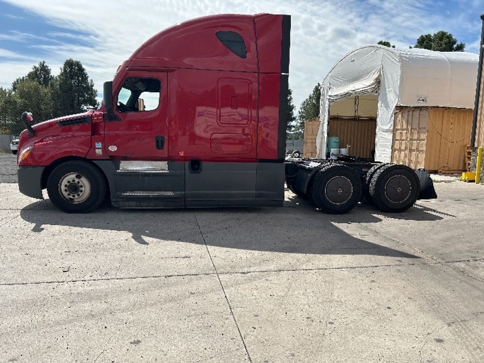 Sleeper Tractor-Heavy Duty Tractors-Freightliner-2022-T12664ST-Flagstaff-AZ-555,027\n\t\tmiles-$ 71,750 - Image 4