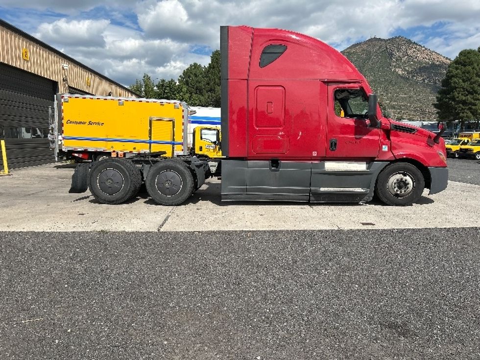Sleeper Tractor-Heavy Duty Tractors-Freightliner-2022-T12664ST-Flagstaff-AZ-555,027\n\t\tmiles-$ 71,750 - Image 8