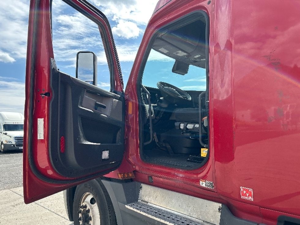 Sleeper Tractor-Heavy Duty Tractors-Freightliner-2022-T12664ST-Flagstaff-AZ-555,027\n\t\tmiles-$ 71,750 - Image 9