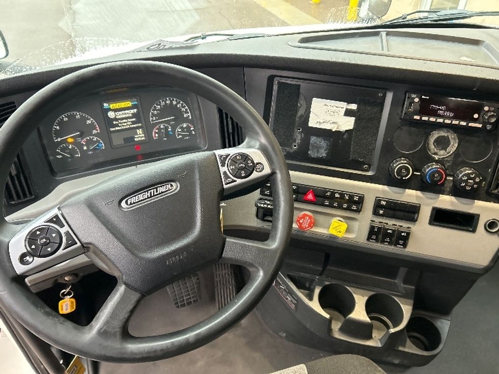Sleeper Tractor-Heavy Duty Tractors-Freightliner-2022-T12664ST-Flint-MI-579,881\n\t\tmiles-$ 60,250 - Image 11