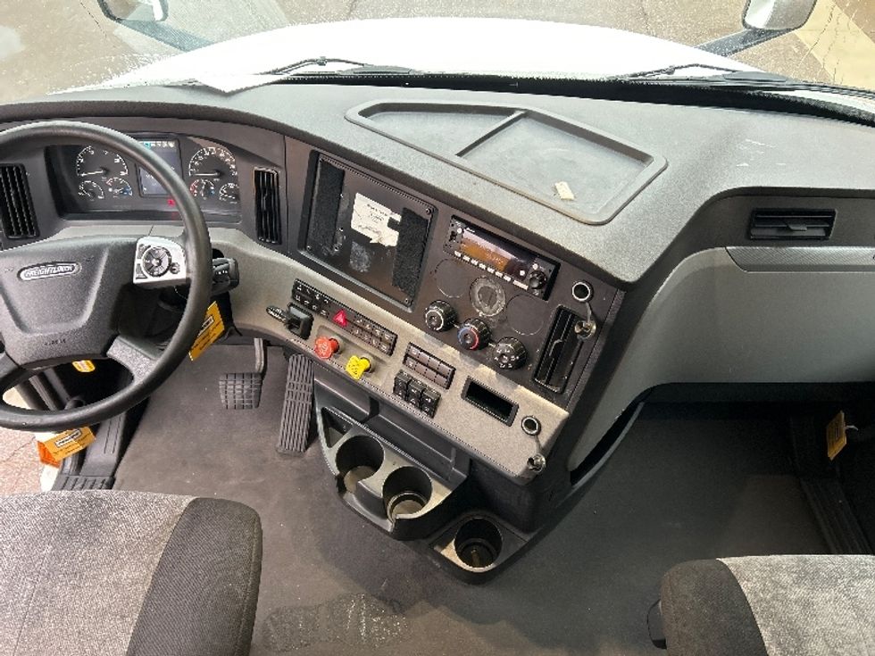 Sleeper Tractor-Heavy Duty Tractors-Freightliner-2022-T12664ST-Flint-MI-579,881\n\t\tmiles-$ 60,250 - Image 12