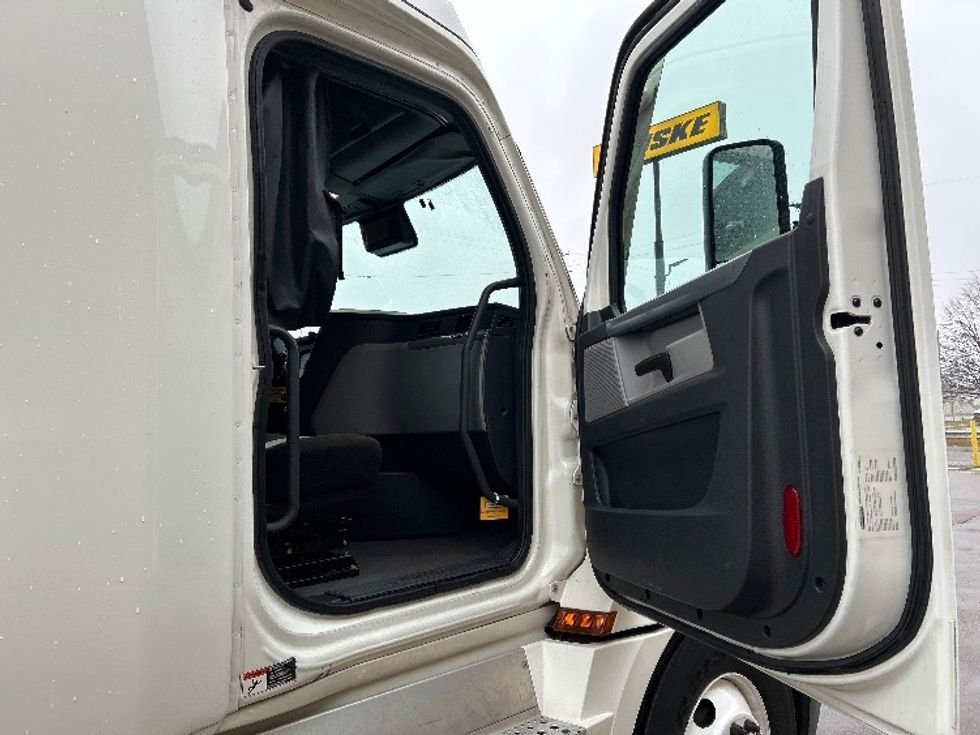 Sleeper Tractor-Heavy Duty Tractors-Freightliner-2022-T12664ST-Flint-MI-579,881\n\t\tmiles-$ 60,250 - Image 13