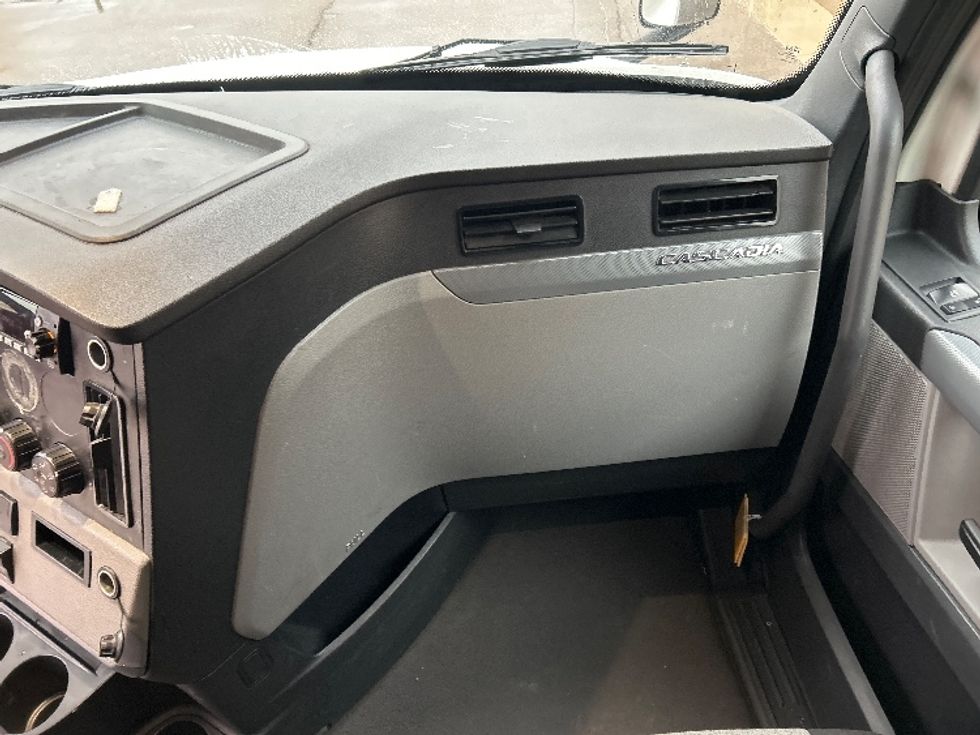 Sleeper Tractor-Heavy Duty Tractors-Freightliner-2022-T12664ST-Flint-MI-579,881\n\t\tmiles-$ 60,250 - Image 14