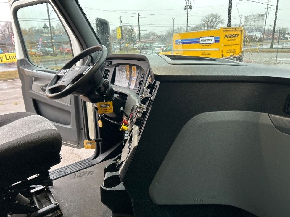 Sleeper Tractor-Heavy Duty Tractors-Freightliner-2022-T12664ST-Flint-MI-579,881\n\t\tmiles-$ 60,250 - Image 15