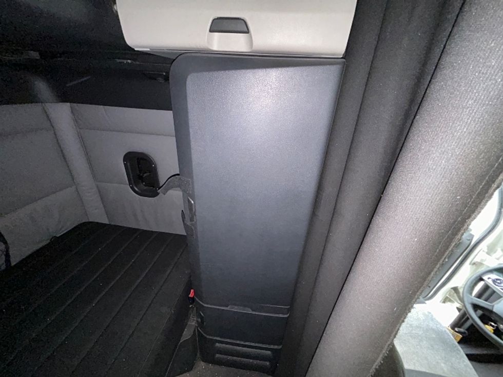 Sleeper Tractor-Heavy Duty Tractors-Freightliner-2022-T12664ST-Flint-MI-579,881\n\t\tmiles-$ 60,250 - Image 18