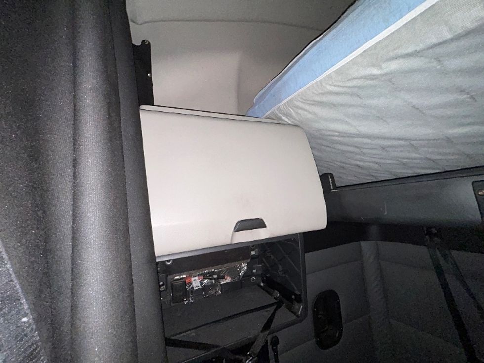 Sleeper Tractor-Heavy Duty Tractors-Freightliner-2022-T12664ST-Flint-MI-579,881\n\t\tmiles-$ 60,250 - Image 19