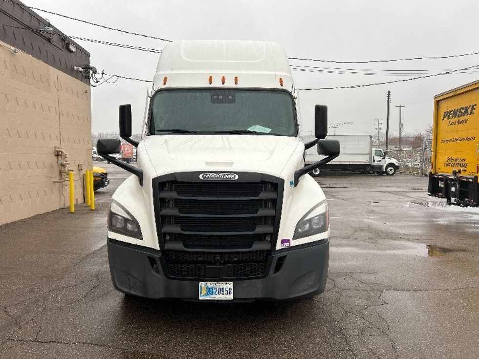 Sleeper Tractor-Heavy Duty Tractors-Freightliner-2022-T12664ST-Flint-MI-579,881\n\t\tmiles-$ 60,250 - Image 2