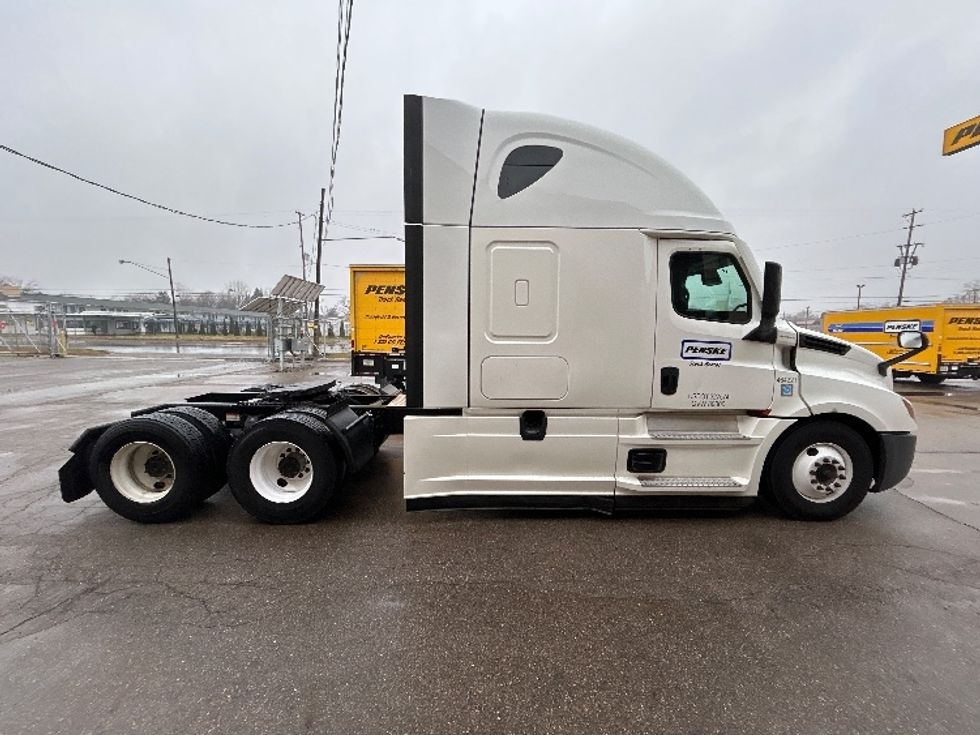 Sleeper Tractor-Heavy Duty Tractors-Freightliner-2022-T12664ST-Flint-MI-579,881\n\t\tmiles-$ 60,250 - Image 8