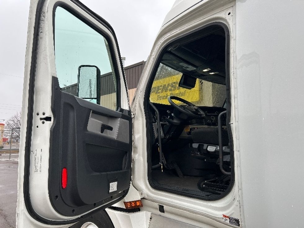 Sleeper Tractor-Heavy Duty Tractors-Freightliner-2022-T12664ST-Flint-MI-579,881\n\t\tmiles-$ 60,250 - Image 9