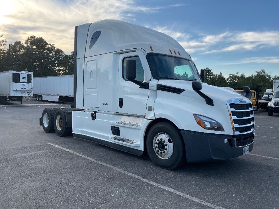 Sleeper Tractor-Heavy Duty Tractors-Freightliner-2022-T12664ST-Florence-SC-516,169\n\t\tmiles-$ 73,000 - Image 1