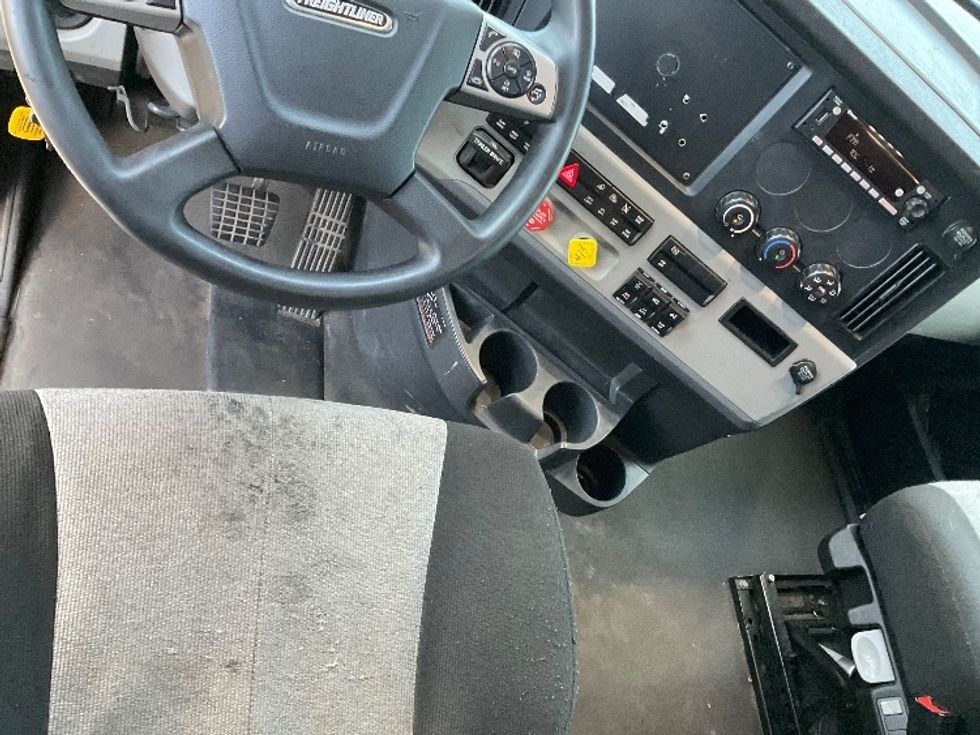 Sleeper Tractor-Heavy Duty Tractors-Freightliner-2022-T12664ST-Florence-SC-516,169\n\t\tmiles-$ 73,000 - Image 11