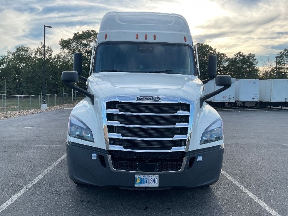 Sleeper Tractor-Heavy Duty Tractors-Freightliner-2022-T12664ST-Florence-SC-516,169\n\t\tmiles-$ 73,000 - Image 2