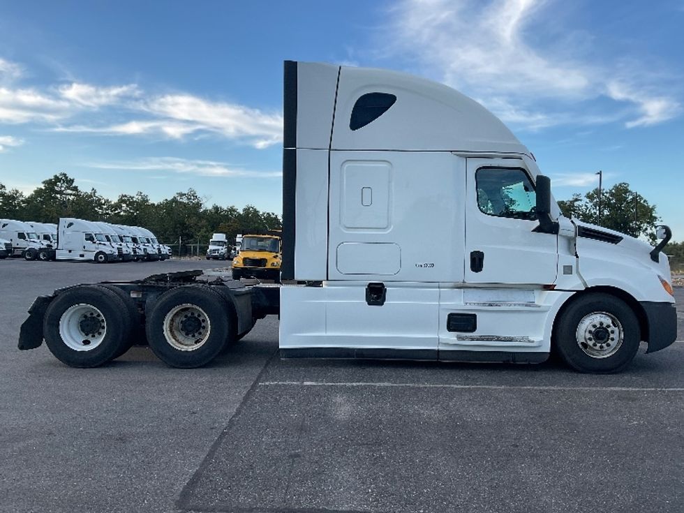 Sleeper Tractor-Heavy Duty Tractors-Freightliner-2022-T12664ST-Florence-SC-516,169\n\t\tmiles-$ 73,000 - Image 8