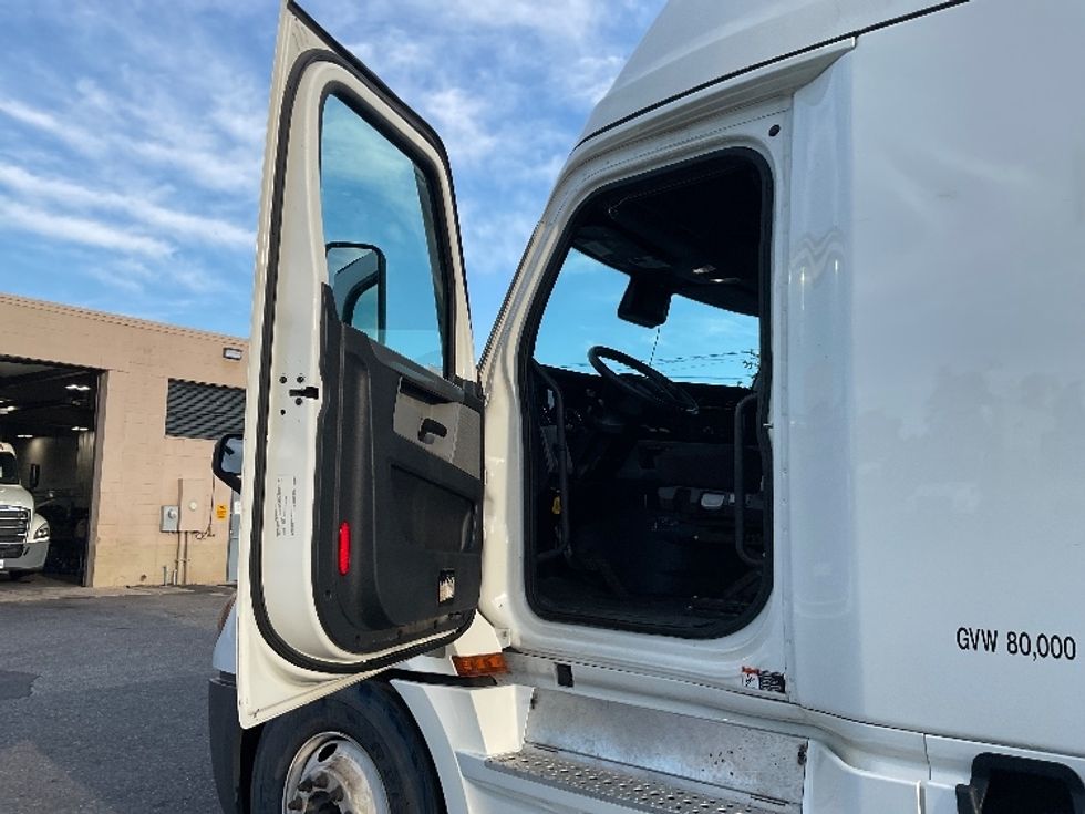 Sleeper Tractor-Heavy Duty Tractors-Freightliner-2022-T12664ST-Florence-SC-516,169\n\t\tmiles-$ 73,000 - Image 9