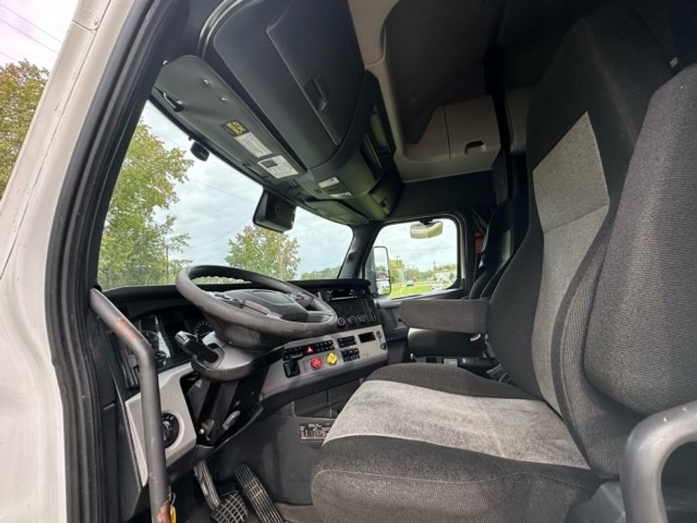 Sleeper Tractor-Heavy Duty Tractors-Freightliner-2022-T12664ST-Florence-SC-535,344\n\t\tmiles-$ 66,250 - Image 10