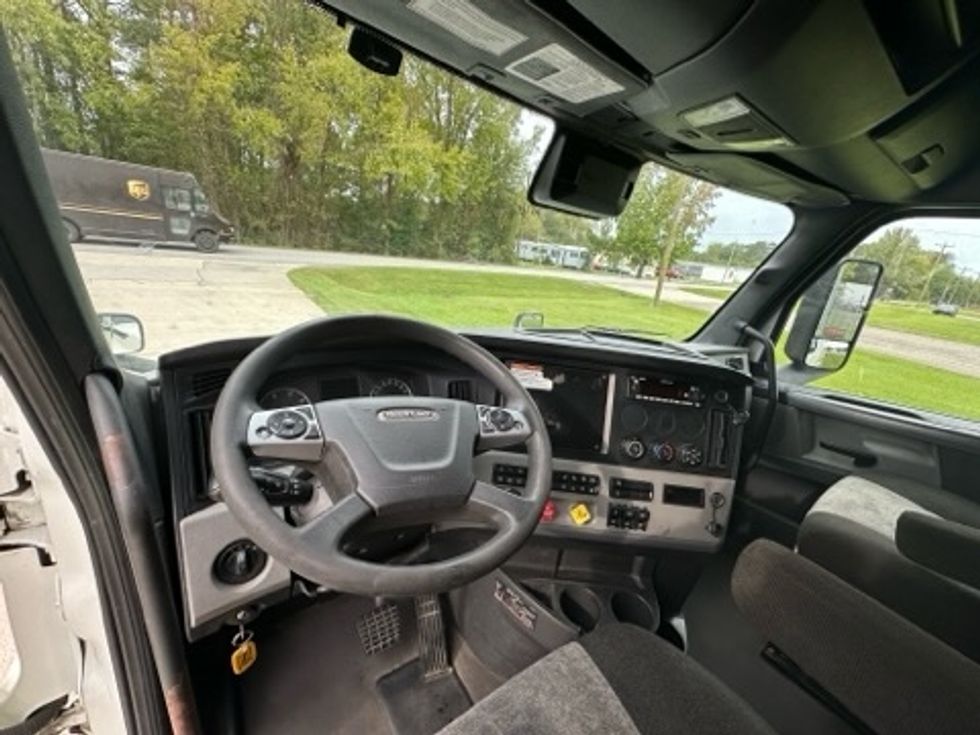 Sleeper Tractor-Heavy Duty Tractors-Freightliner-2022-T12664ST-Florence-SC-535,344\n\t\tmiles-$ 66,250 - Image 11