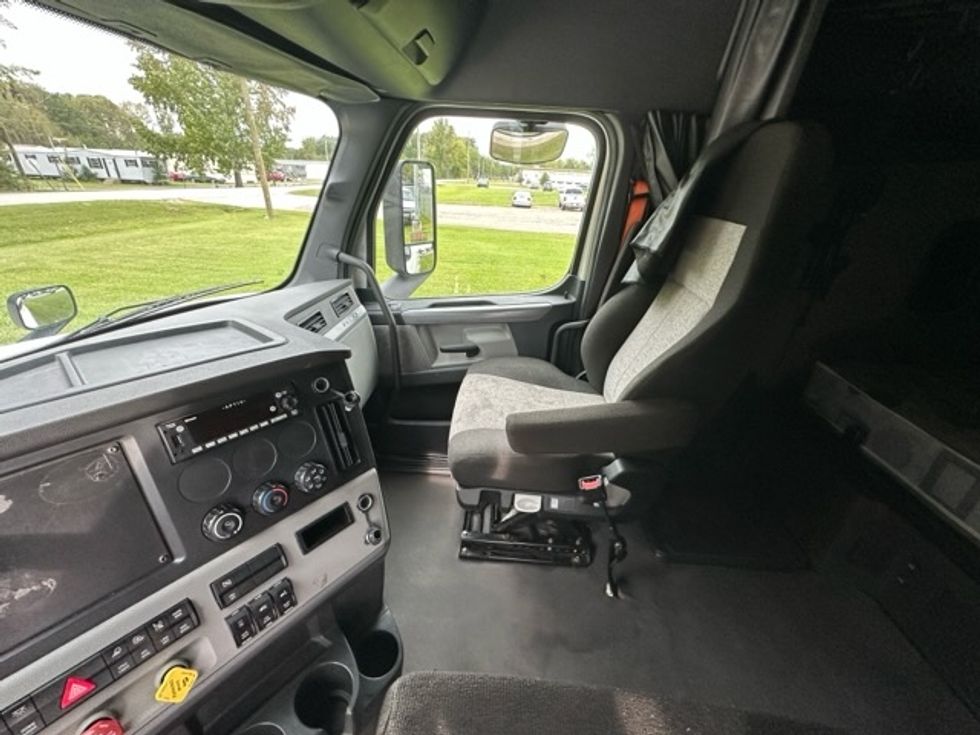 Sleeper Tractor-Heavy Duty Tractors-Freightliner-2022-T12664ST-Florence-SC-535,344\n\t\tmiles-$ 66,250 - Image 12