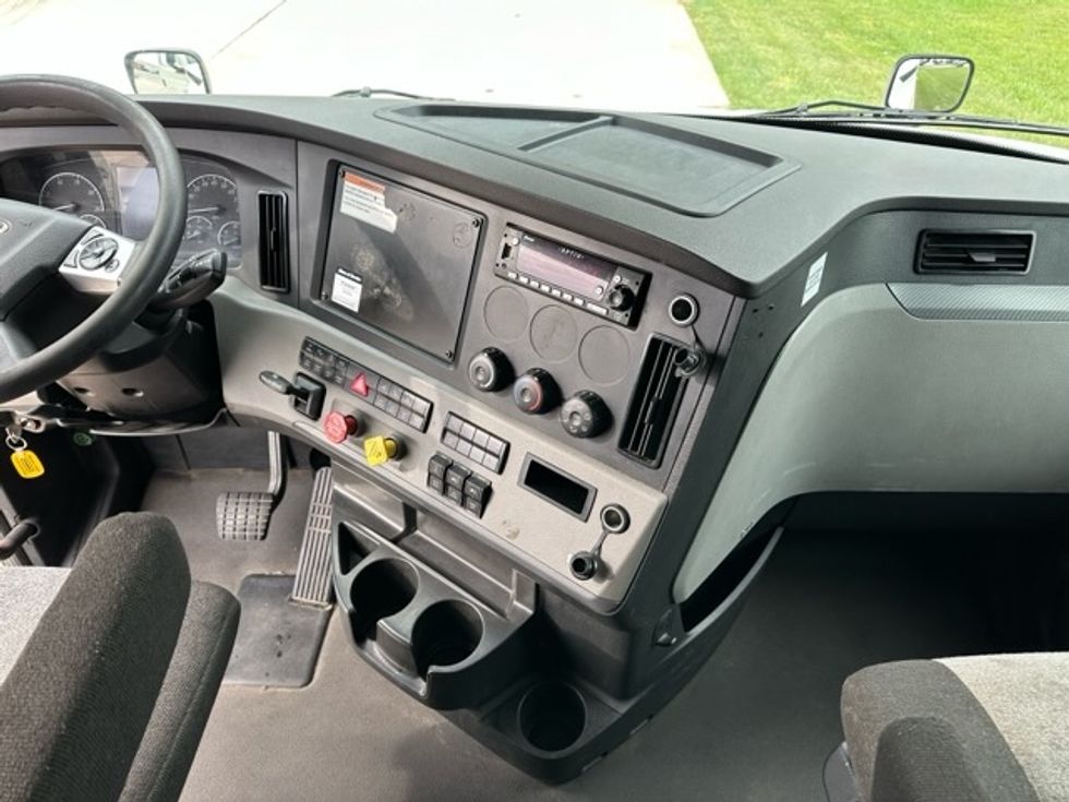 Sleeper Tractor-Heavy Duty Tractors-Freightliner-2022-T12664ST-Florence-SC-535,344\n\t\tmiles-$ 66,250 - Image 13
