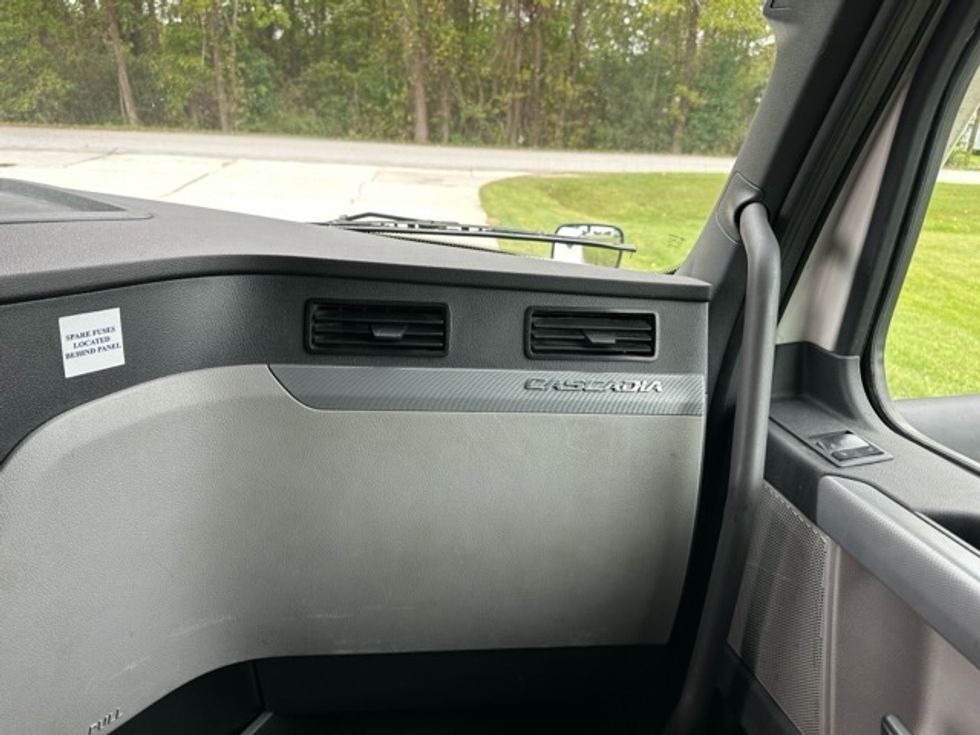 Sleeper Tractor-Heavy Duty Tractors-Freightliner-2022-T12664ST-Florence-SC-535,344\n\t\tmiles-$ 66,250 - Image 14